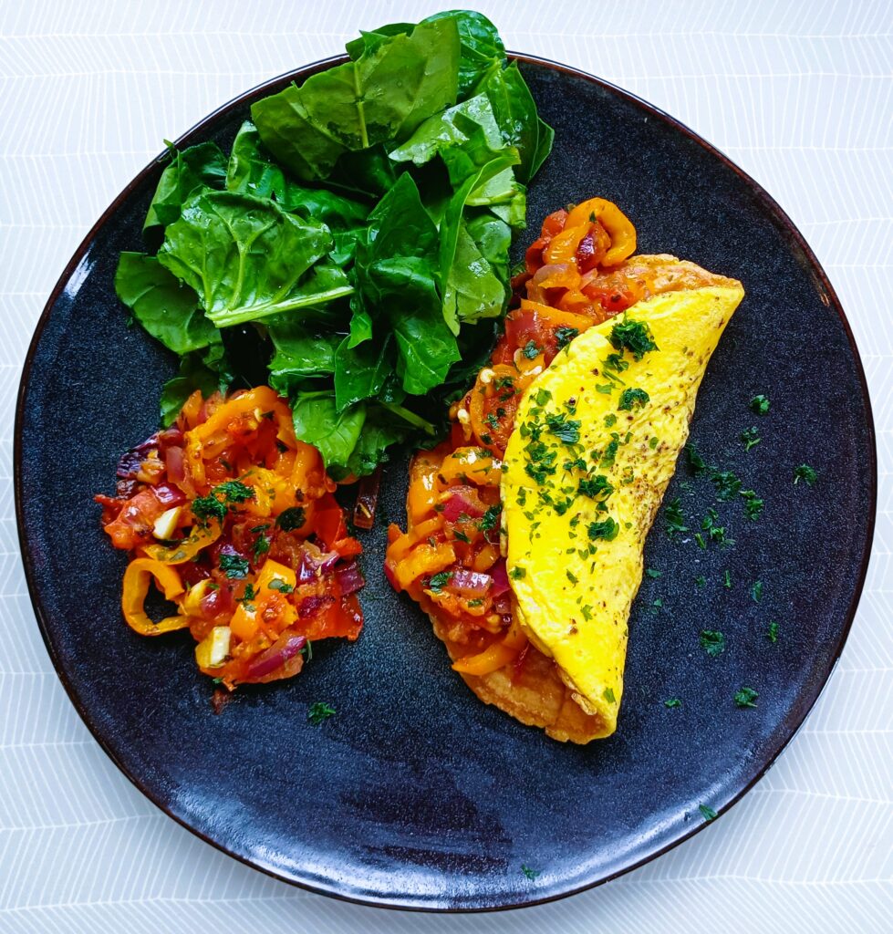 Gemüse Omelette mit Blattspinat