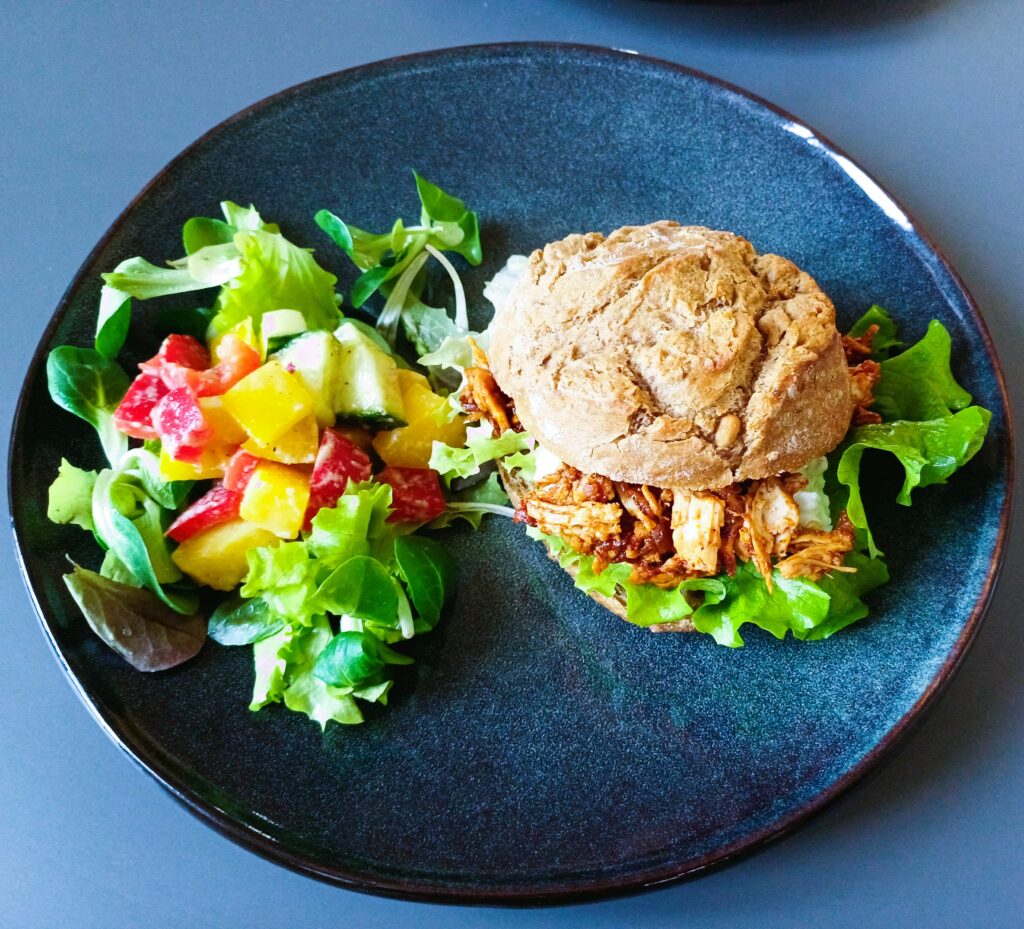 Pulled Chicken Burger mit Salat