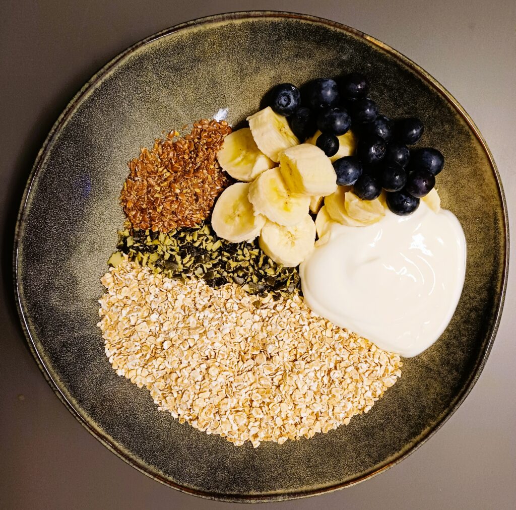 Haferflockenmüsli mit Banane und Heidelbeeren (auch vegan möglich)