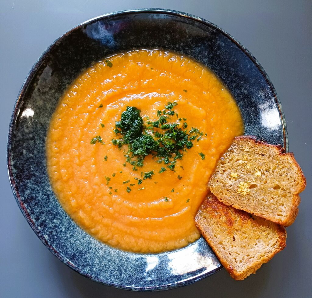 Pastinaken-Karottensuppe mit Brotchips (vegan)