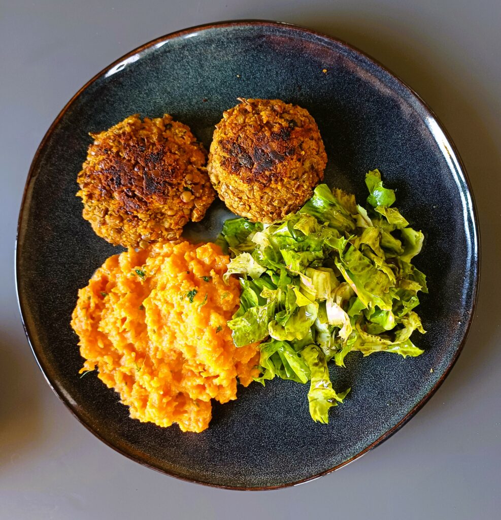 Linsenlaibchen mit Süßkartoffelpüree