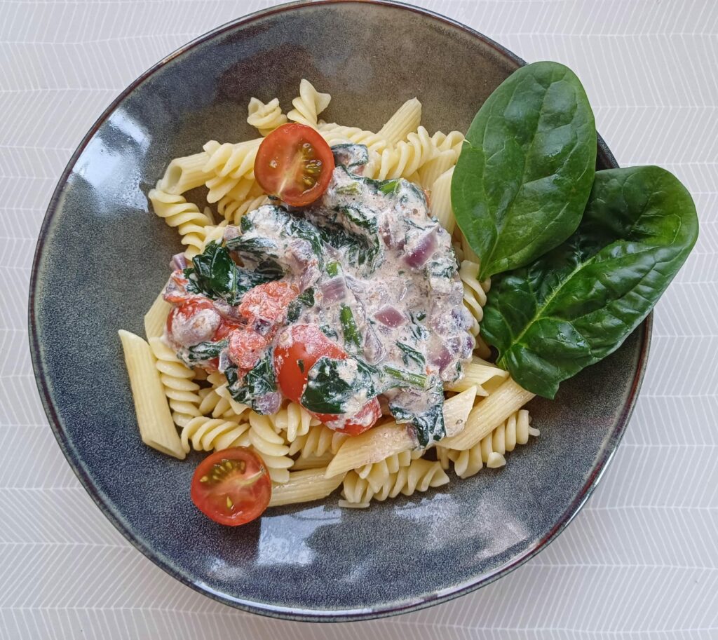 Nudeln mit Spinat-Sahne Sauce (vegan)